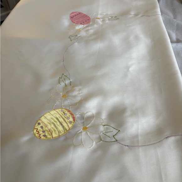 Floral Embroidered Tablecloth - Picture 3 of 3